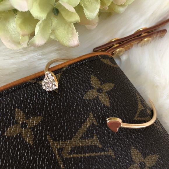 Gold And Crystal Rhinestone Heart Cuff Bracelet💛 - Picture 6 of 6